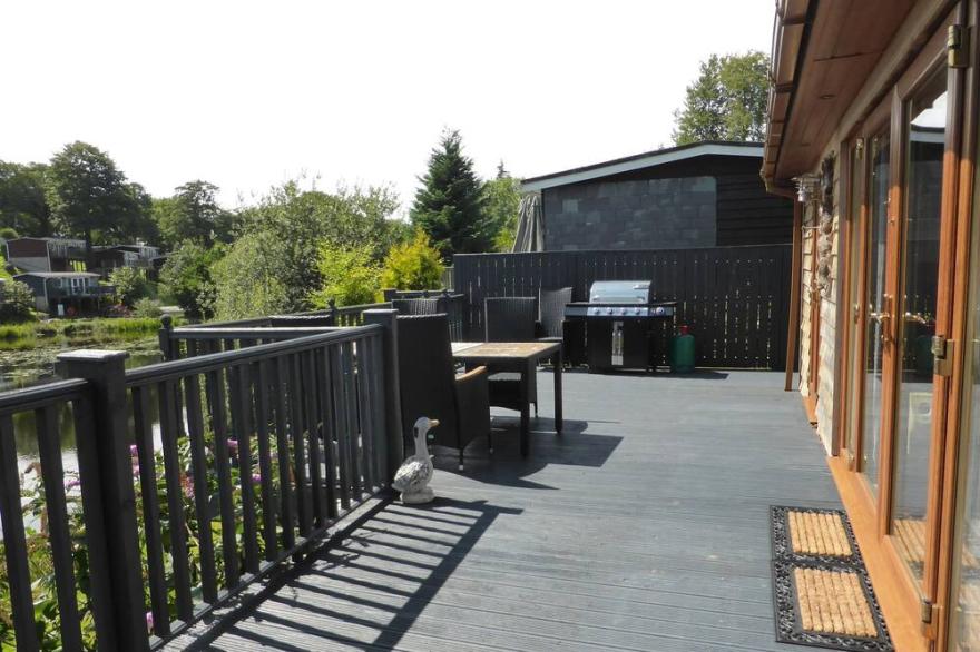Holiday Chalet With Lovely Views towards the Lake In 100 Acres of parkland