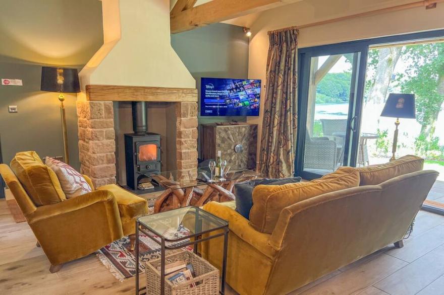 Waters Edge, a romantic cottage with stunning views of Talkin Tarn