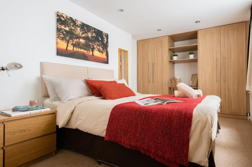 Classic 2 Bed, Ground Floor  * Fantastic Central Location *