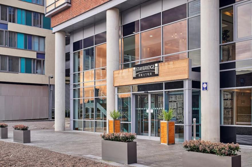 Charming 1 Bedroom Suite | Business Centre On-Site + Free Wi-Fi + Complimentary Breakfast