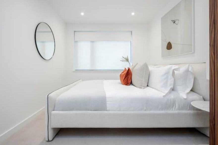 Luxury Central Mayfair Townhouse w A/C | 3BD 3 BA