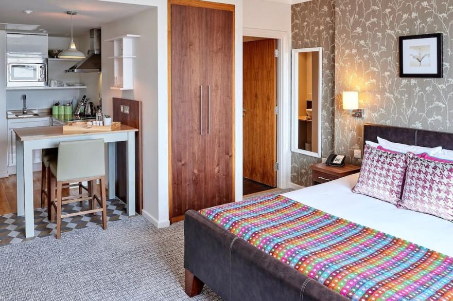 Studio Suite Near River Mersey | Free Wi-Fi + Fitness Centre On-Site