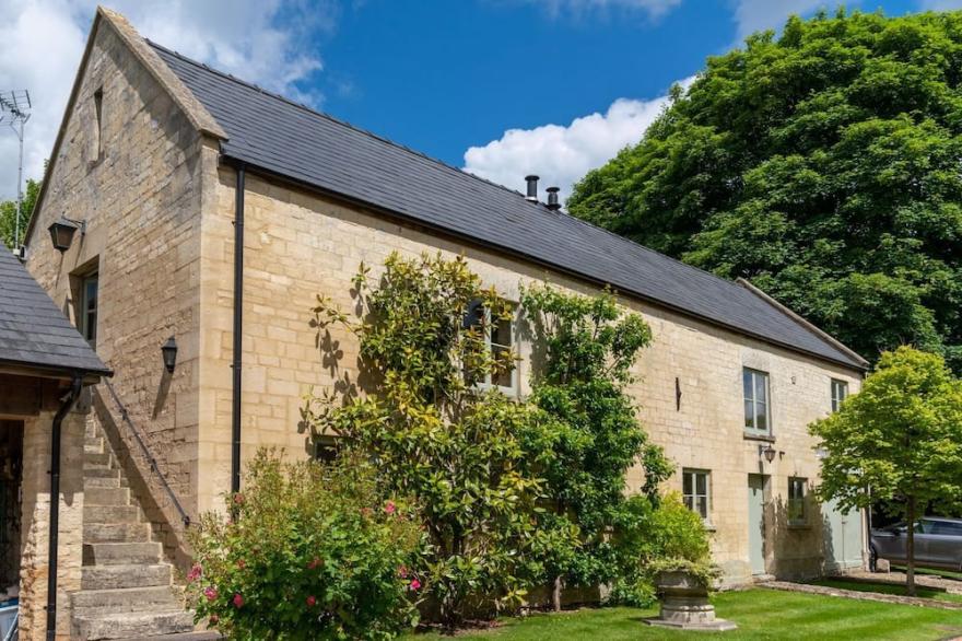 Stable Cottage at Freams Farm, Painswick - sleeps 5 guests  in 3 bedrooms