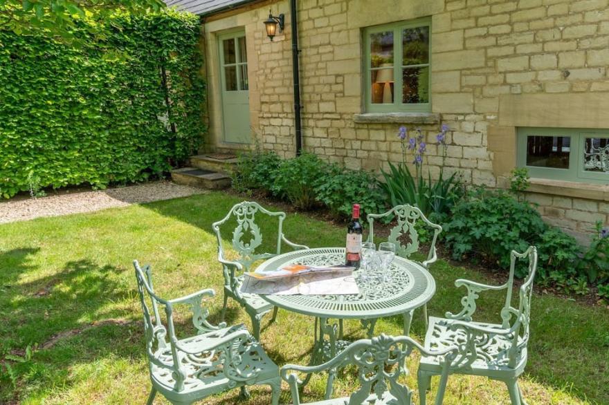 Stable Cottage at Freams Farm, Painswick - sleeps 5 guests  in 3 bedrooms