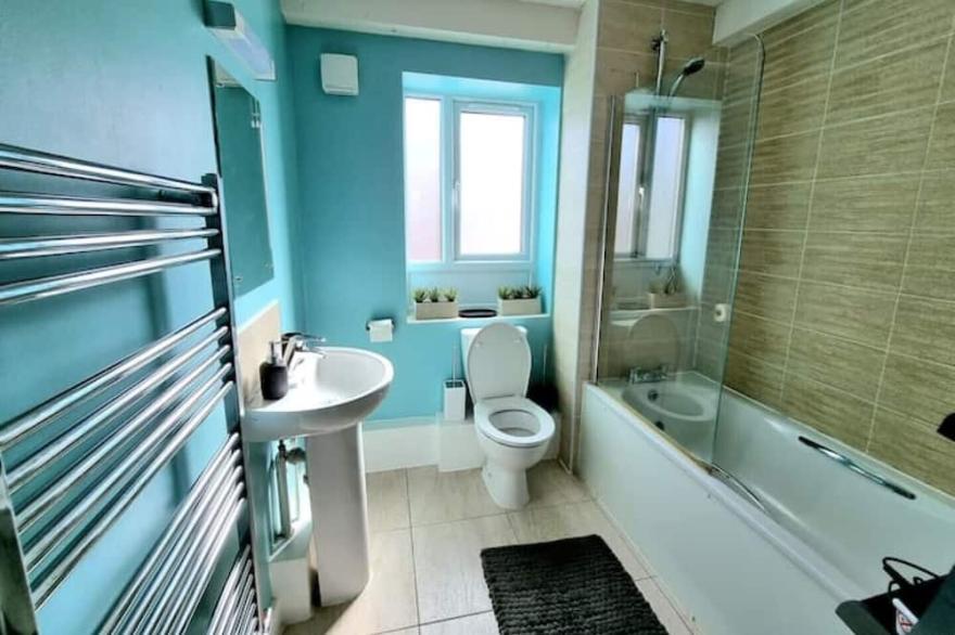 Luxury 2-Bedroom Service Apartment with Balcony