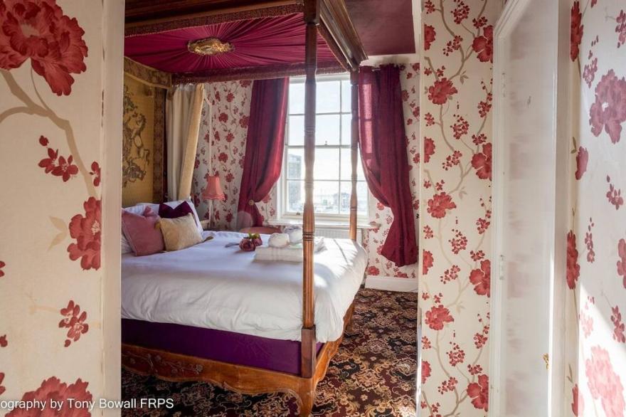 Pass the Keys | The delightful Amelia Suite