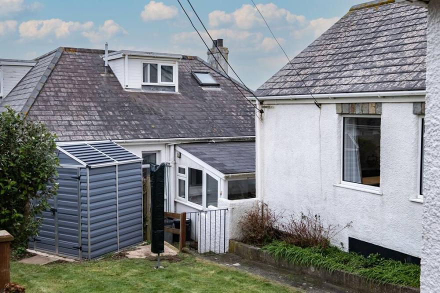 SHORELANDS, country holiday cottage, with a garden in Polzeath