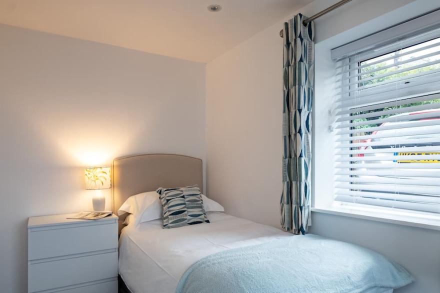 SHORELANDS, country holiday cottage, with a garden in Polzeath