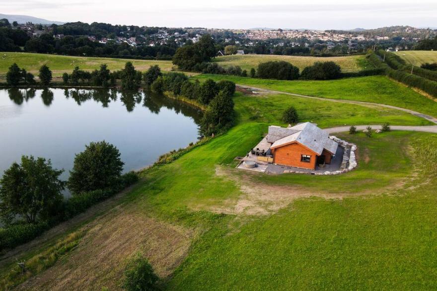 Cuddfan Lodge on a Gorgeous Private Lake