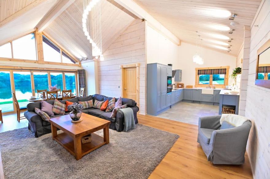 Cuddfan Lodge on a Gorgeous Private Lake