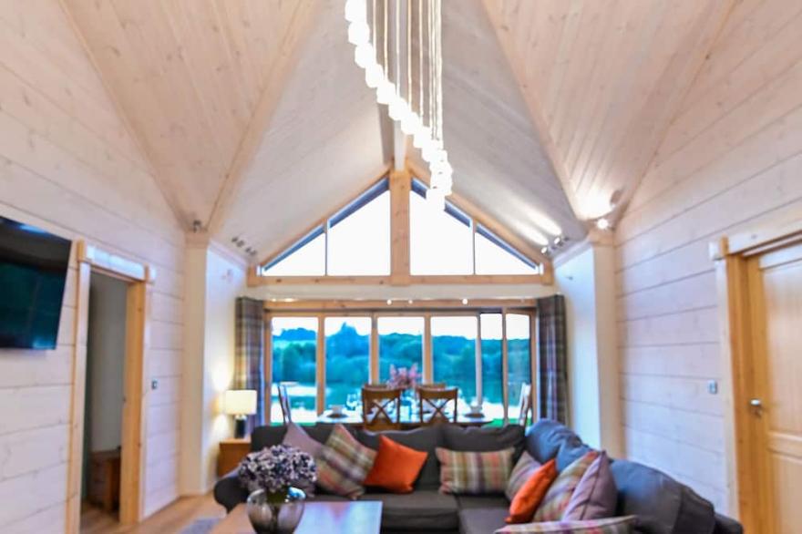 Cuddfan Lodge on a Gorgeous Private Lake