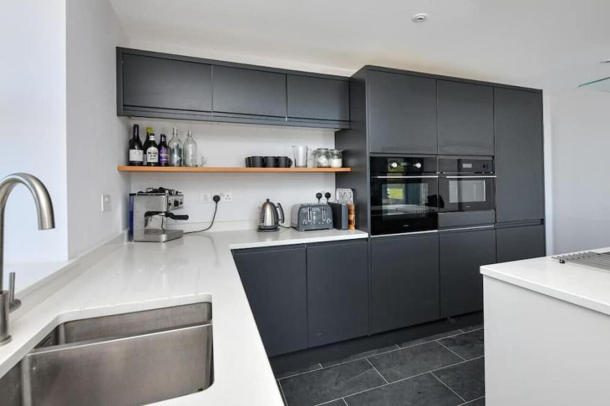 Geufron House - Four Bedroom House, Sleeps 8
