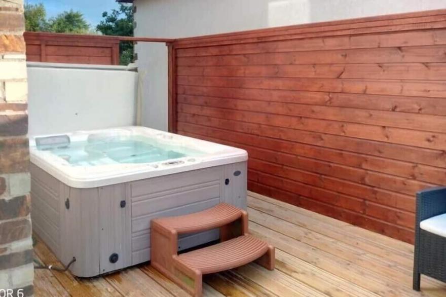 Retallack Resort Fistral Hot Tub, waterside house