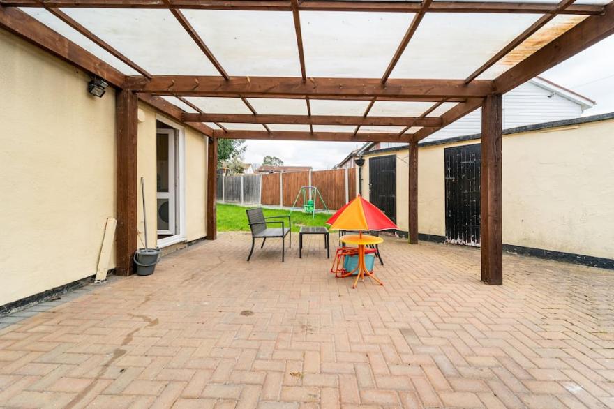 Charming Large 3 Bedroom House /Garden in Greater London, Chigwell