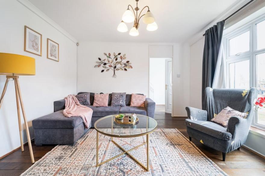 Charming Large 3 Bedroom House /Garden in Greater London, Chigwell