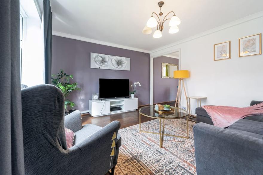 Charming Large 3 Bedroom House /Garden in Greater London, Chigwell