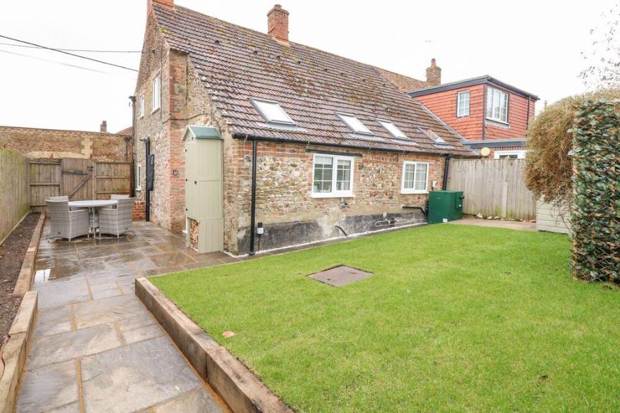 WELL COTTAGE, family friendly, character holiday cottage in Grimston