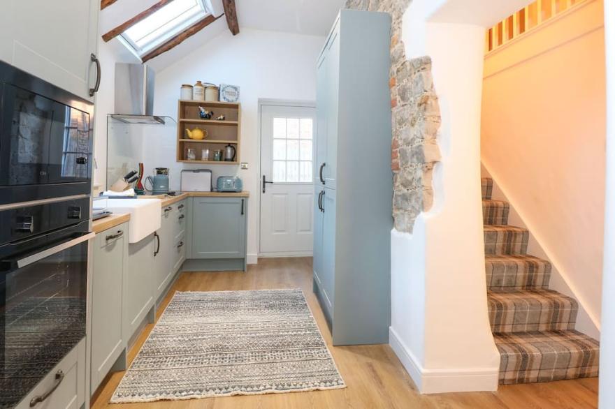 WELL COTTAGE, family friendly, character holiday cottage in Grimston