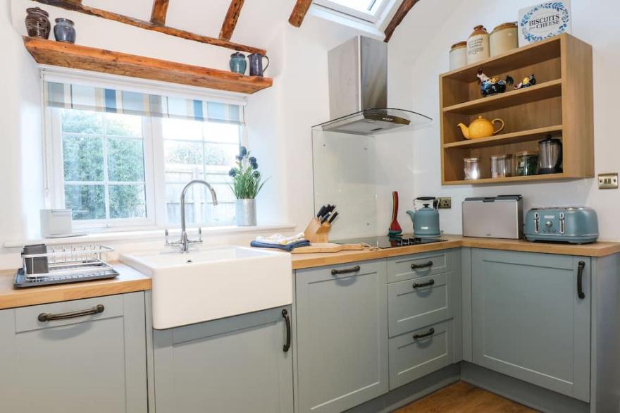 WELL COTTAGE, family friendly, character holiday cottage in Grimston