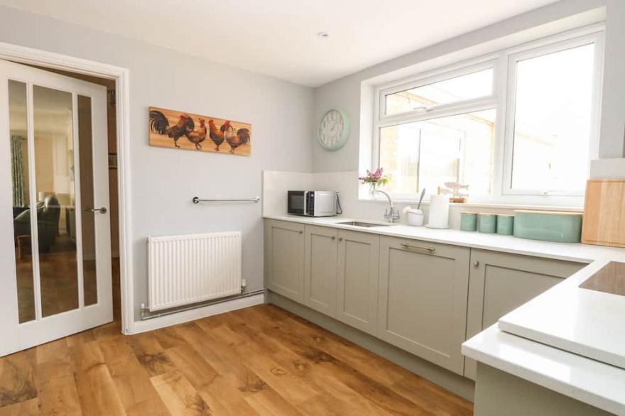 FALLOWFIELD, pet friendly, with hot tub in Winterton-On-Sea