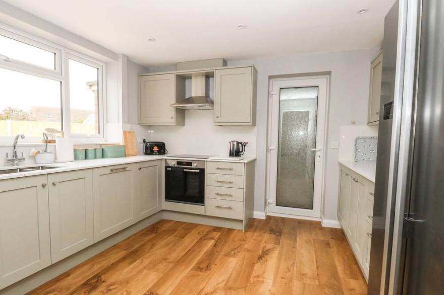 FALLOWFIELD, pet friendly, with hot tub in Winterton-On-Sea