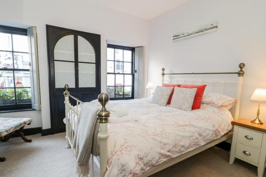 SEA CHEST, pet friendly, character holiday cottage in Conwy