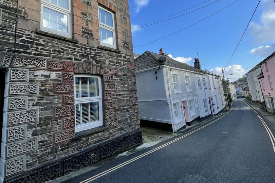 Charming recently updated cottage, log burner just a 2 min walk from the harbour