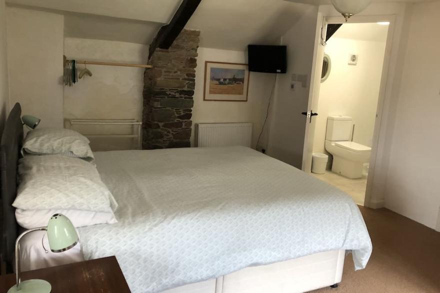 Charming thatched seaside cottage right next to the beach