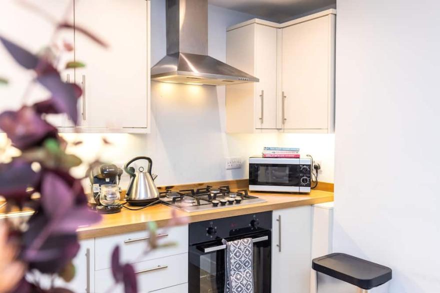 Luxury/Modern/Bright 3 Bedroom Apartment!