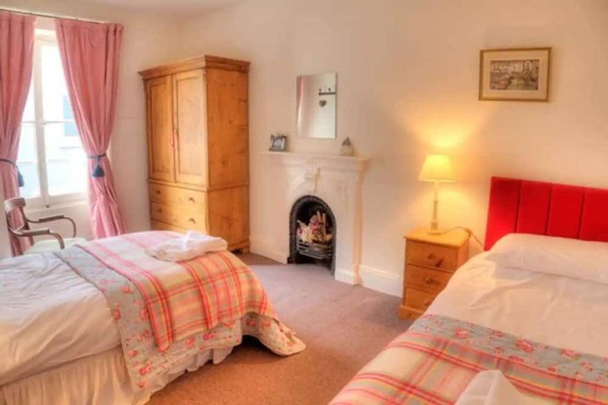 Elegant Townhouse & Flat sleeping 10 people