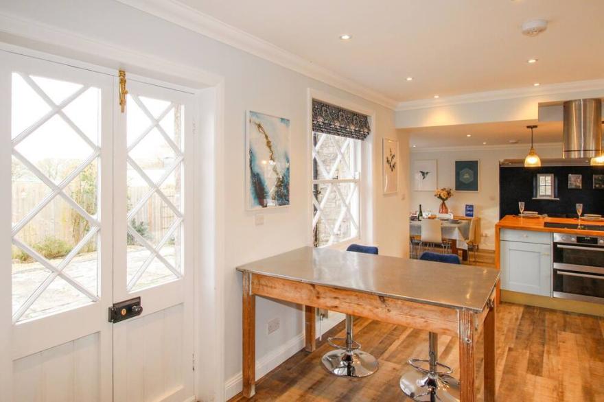 SAMPHIRE COTTAGE, pet friendly, with a garden in Langton Matravers