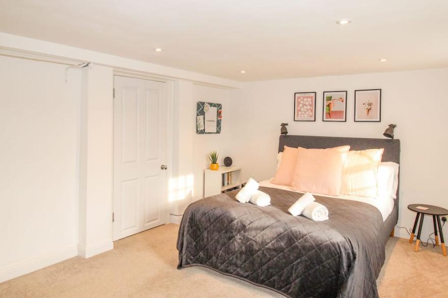 SAMPHIRE COTTAGE, pet friendly, with a garden in Langton Matravers