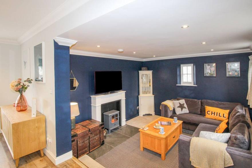 SAMPHIRE COTTAGE, pet friendly, with a garden in Langton Matravers