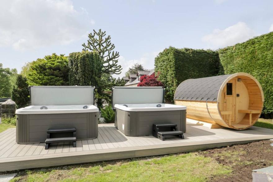GWERN BORTER MANOR, pet friendly, character holiday cottage in Conwy