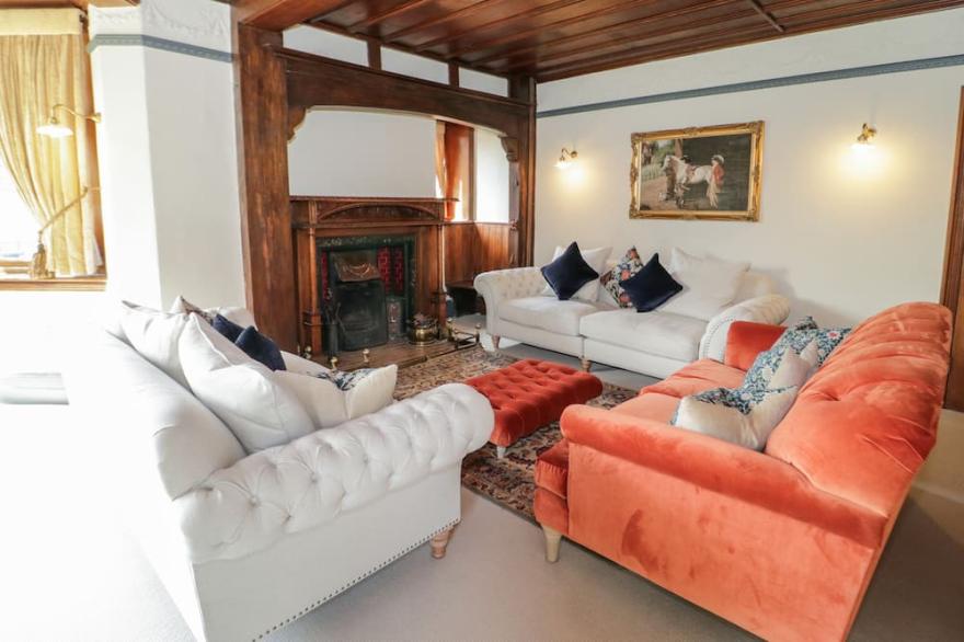 GWERN BORTER MANOR, pet friendly, character holiday cottage in Conwy
