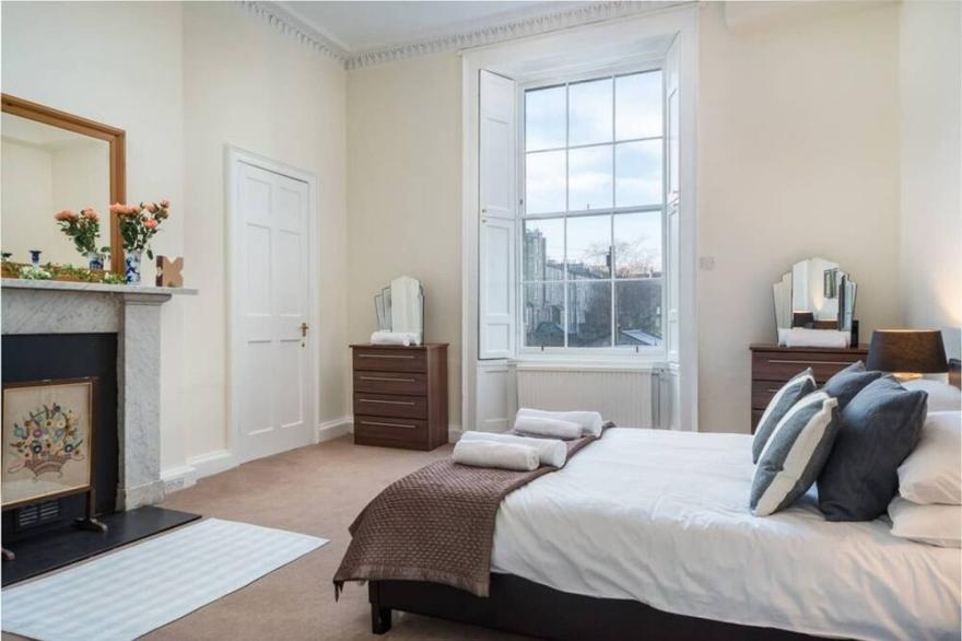 Central NewTown apartment  private front entrance