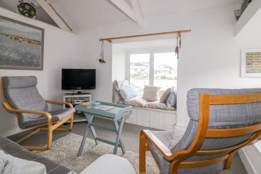 THE LOOKOUT, pet friendly, country holiday cottage in Polruan
