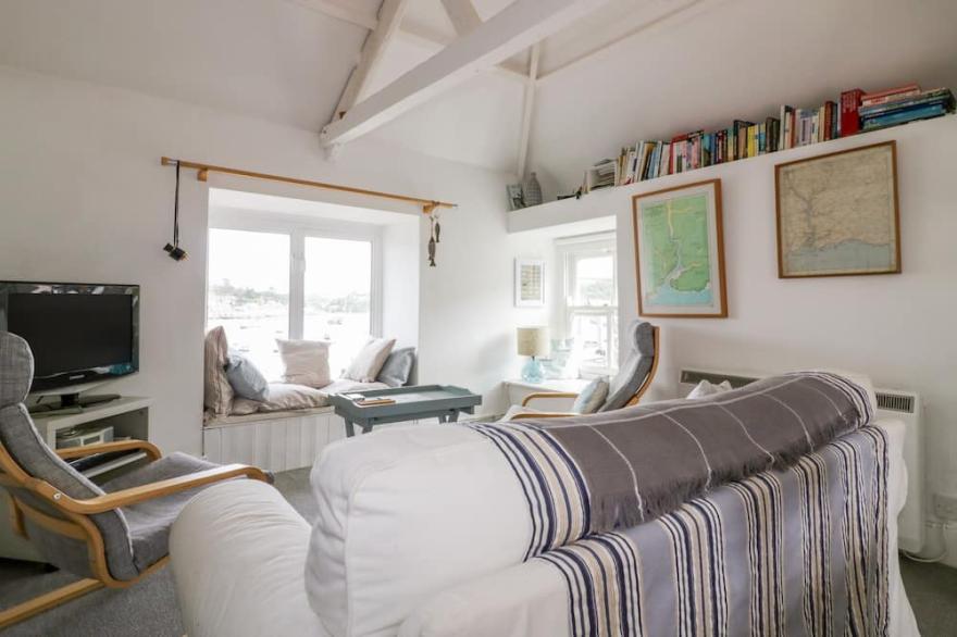 THE LOOKOUT, pet friendly, country holiday cottage in Polruan