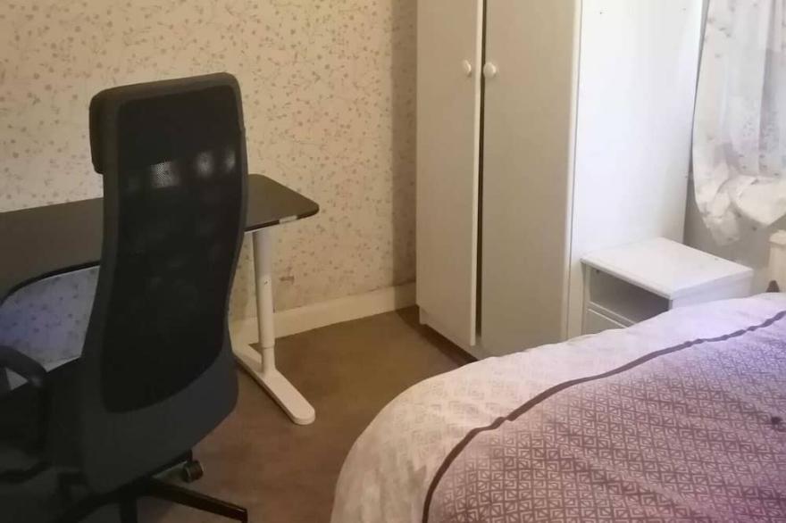 Cheerful Home with Free Parking on the Road