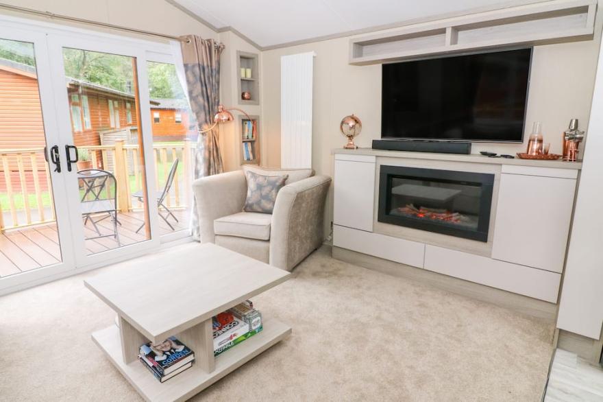 LUCA'S LODGE, pet friendly, with a garden in Windermere