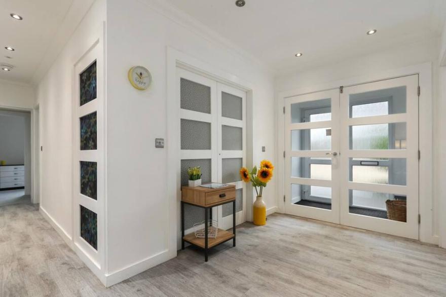 Ocean Waves - Ground Floor Apartment, Pet Friendly, Enclosed Garden