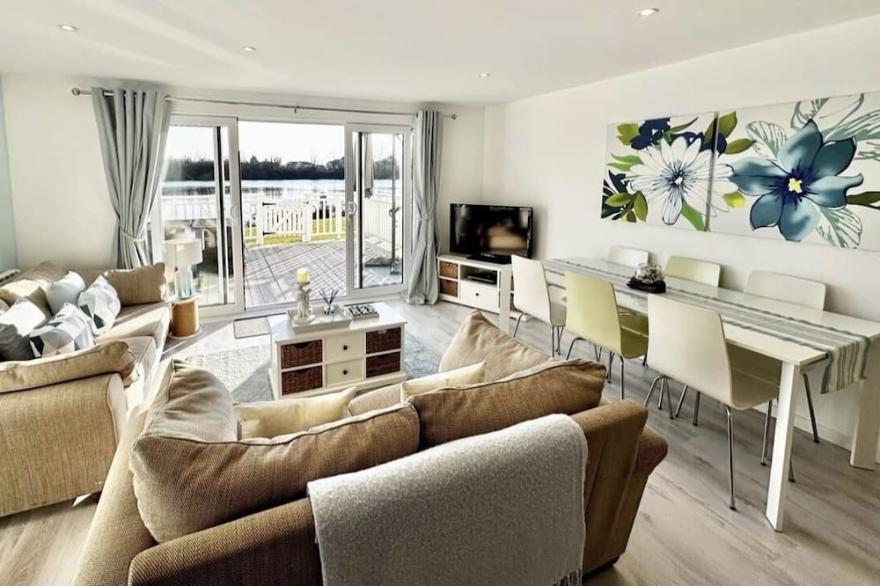 Direct lake view 3 bedroom lodge with south facing decking to lake, modern lodge