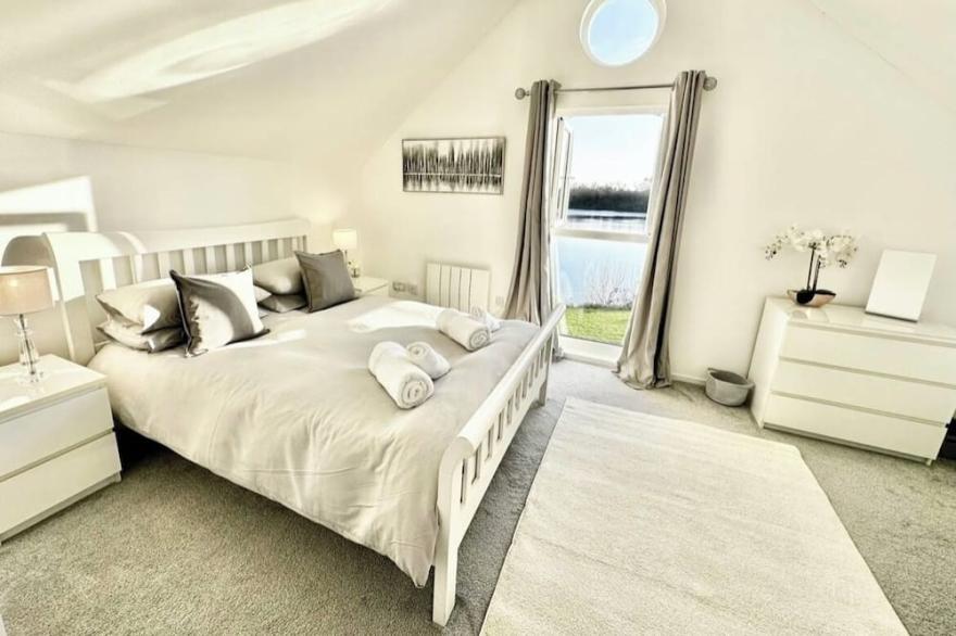 Direct lake view 3 bedroom lodge with south facing decking to lake, modern lodge