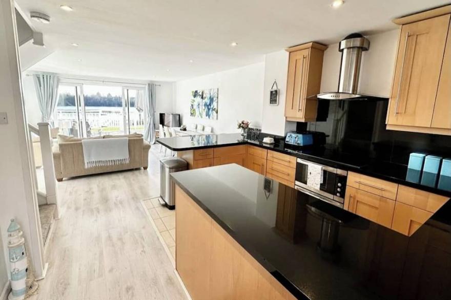 Direct lake view 3 bedroom lodge with south facing decking to lake, modern lodge