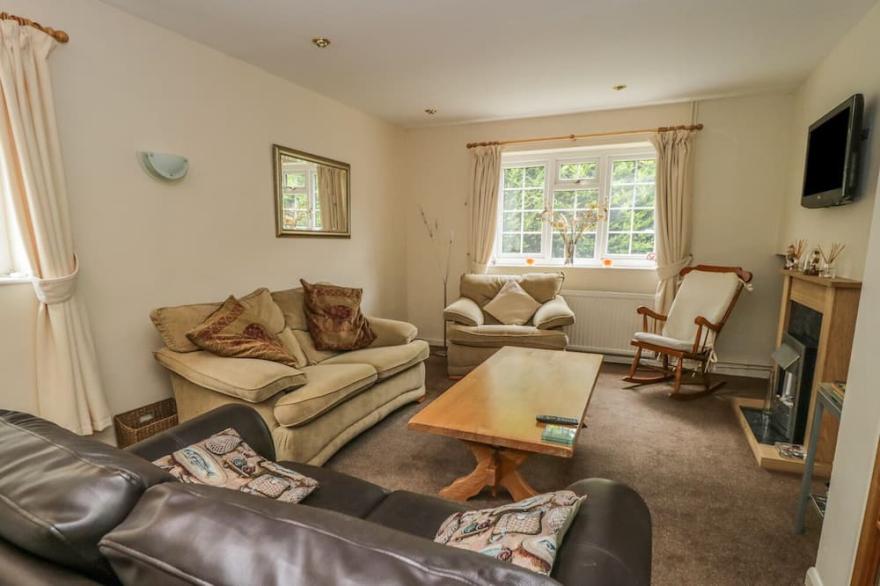 POND VIEW, family friendly, character holiday cottage in Thirsk