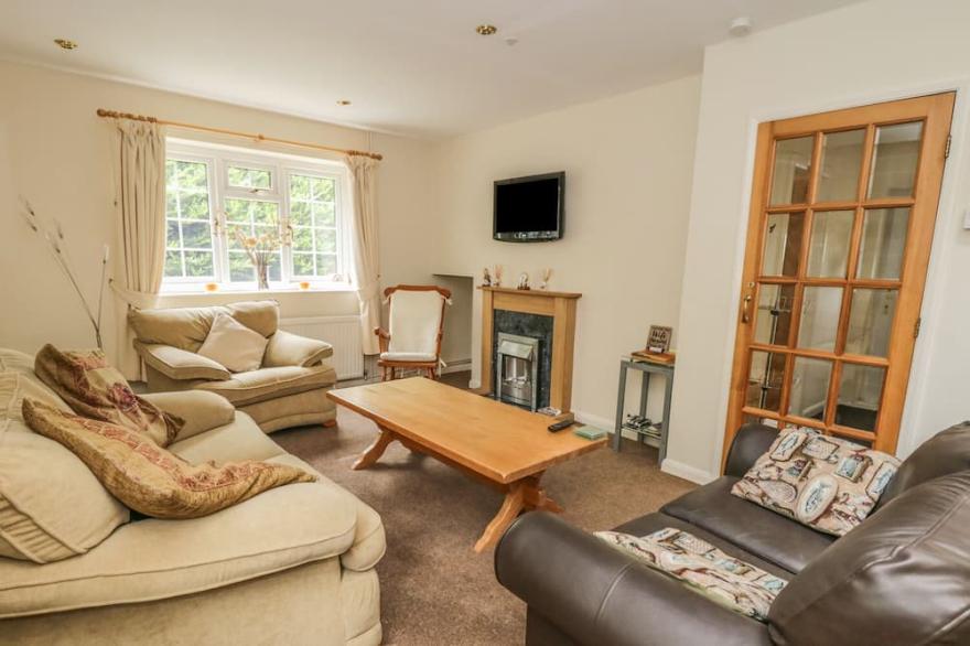POND VIEW, family friendly, character holiday cottage in Thirsk