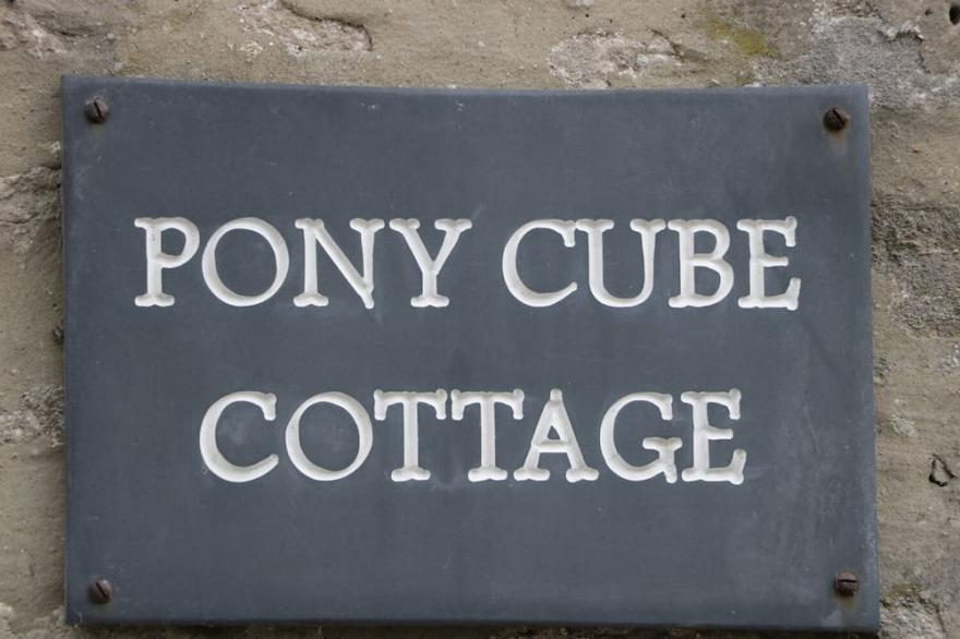 PONY CUBE COTTAGE, pet friendly, with open fire in Middleham