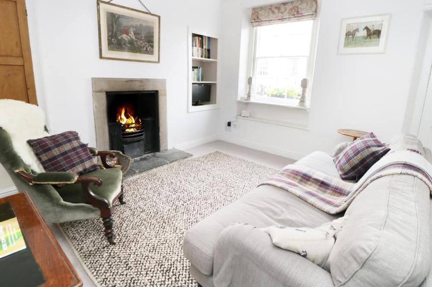 PONY CUBE COTTAGE, pet friendly, with open fire in Middleham