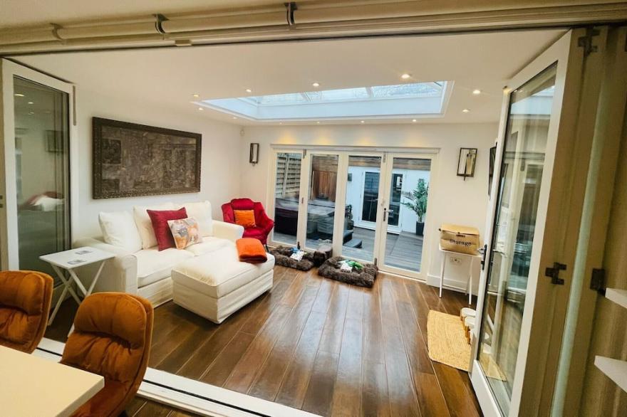 Escape London in London - Wanstead village - Dove house - hottub and gym!