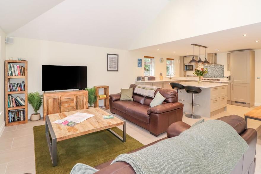 LADSTOCK COTTAGE, pet friendly, with a garden in Braithwaite